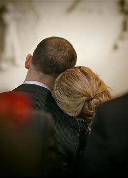 Ein Bild, das Kleidung, Person, Menschliches Gesicht, Formelle Kleidung enthält.
KI-generierte Inhalte können fehlerhaft sein.